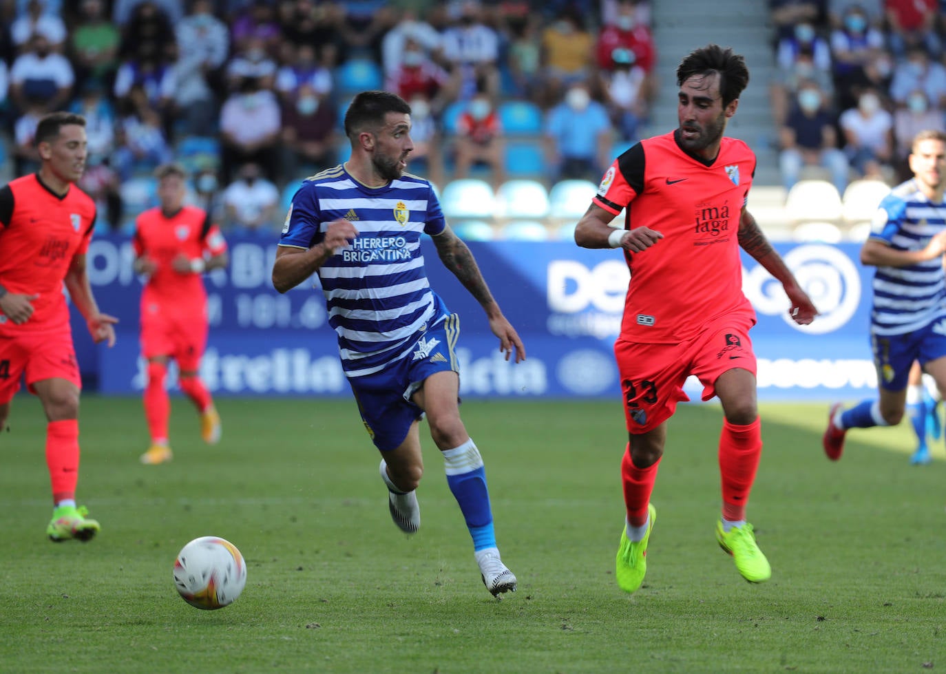 El Málaga cae en su visita a la Ponferradina (4-0). 