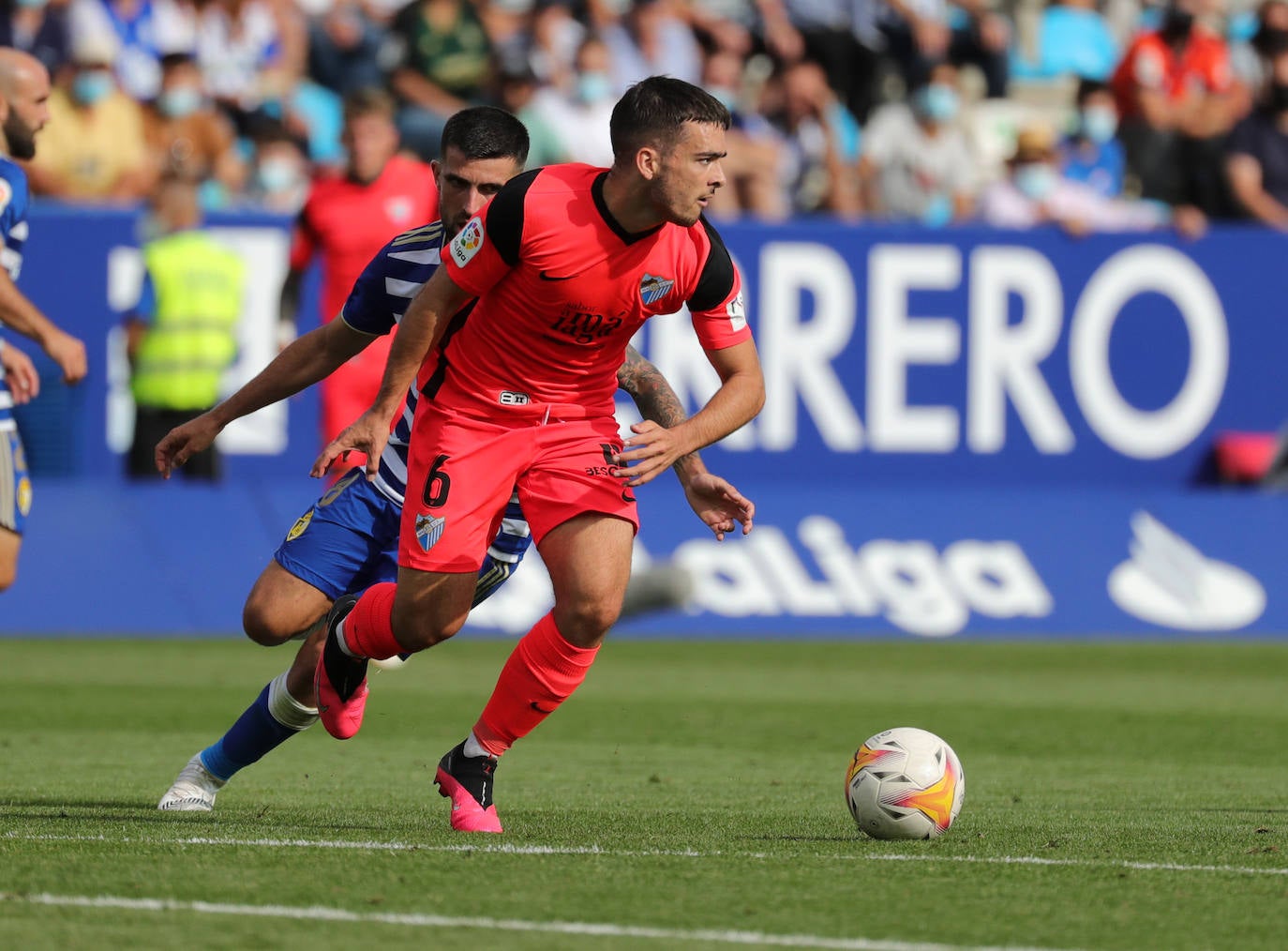 El Málaga cae en su visita a la Ponferradina (4-0). 