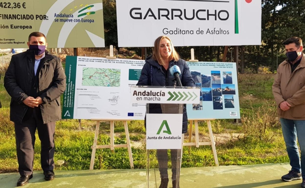 La consejera de Fomento, Marifrán Carazo, el pasado mes de enero en una visita a la carretera en Riogordo. 