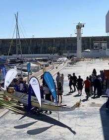 Imagen secundaria 2 - Representación de Club Mediterráneo, Fundación 'La Caixa', Ayuntamiento, Quirónsalud, entre otras. Momento en el que se descubre el segundo barco que utilizarán las mujeres de Dragon Boat BCS. La presentación tuvo lugar en La Marina del Real Club Mediterráneo.