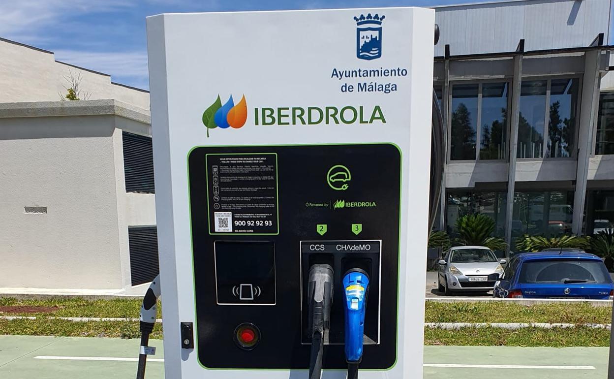 Iberdrola también tiene la concesión para una treintena de cargadores en las calles de Málaga. 