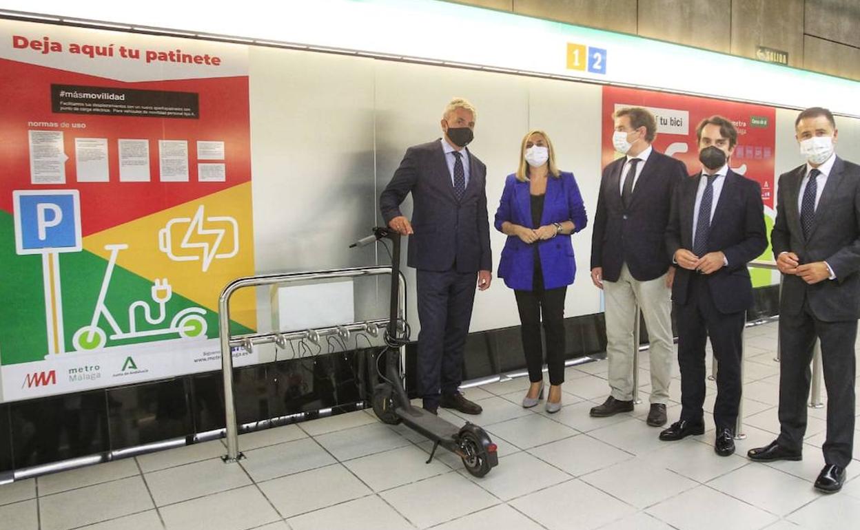 Presentación del aparcapatinetes en la estación de metro de El Perchel.