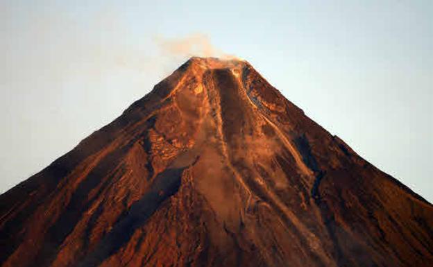 Vista de un atardecer en el volcán Mayón..