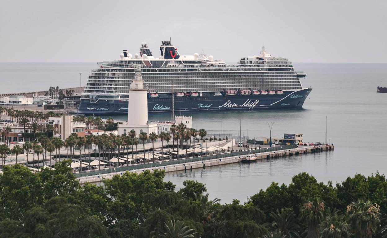 Vista del crucero 'Mein Schiff 2', atracado en el Puerto. 