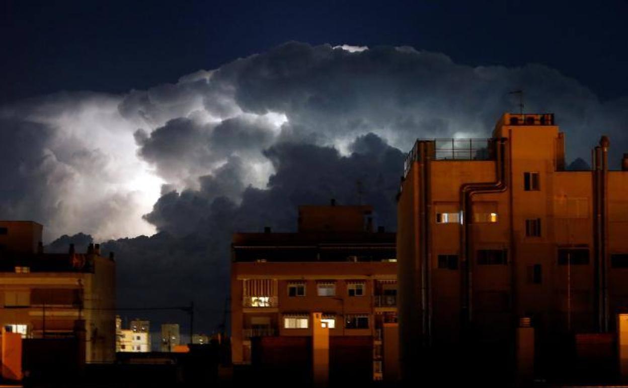 Imagen de la dana, anoche, a su llegada a Alicante. 