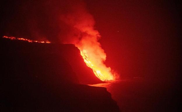 La lava tocó el mar en la noche del martes. 