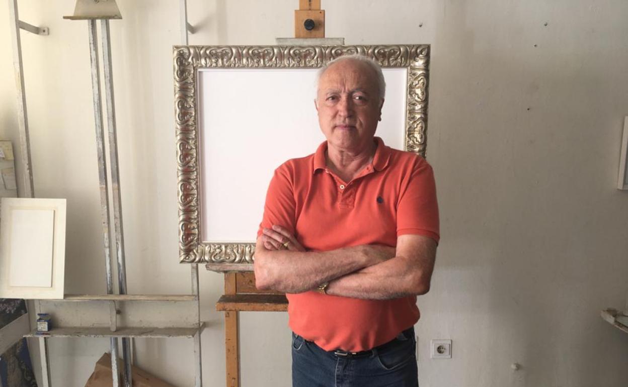 El pintor veleño Antonio Valdés, en su estudio.