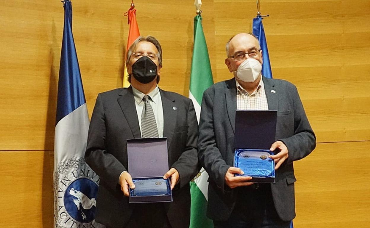 Los profesores Javier López y Carlos Camacho, con el premio que han recibido este mediodía. 