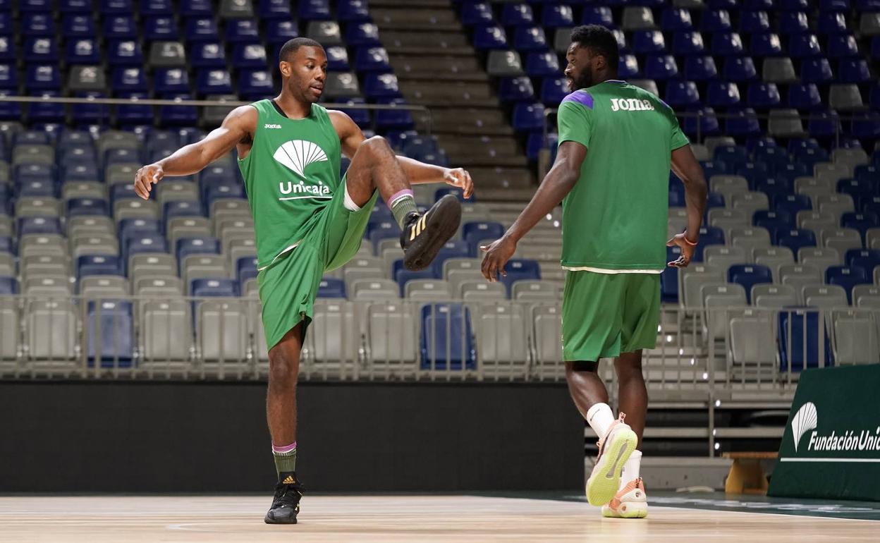 Cole y Eric Charlan durante un entrenamiento en el Palacio de los Deportes. 