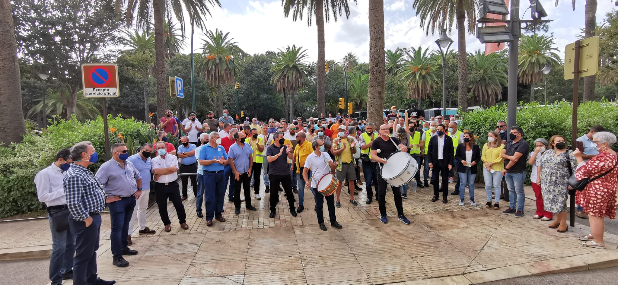 Tras casi dos años en silencio, los profesionales del sector marchan en caravana por el Centro para reivindicar a las administraciones una regulación definitiva sobre este servicio, al que acusan de competencia desleal, intrusismo y de mala praxis profesional.