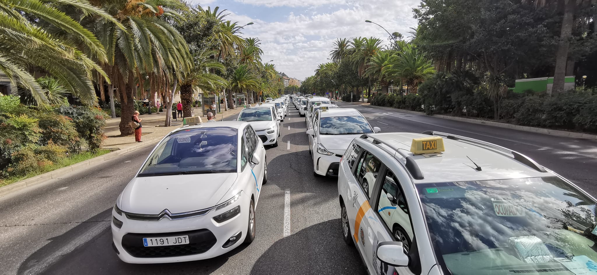 Tras casi dos años en silencio, los profesionales del sector marchan en caravana por el Centro para reivindicar a las administraciones una regulación definitiva sobre este servicio, al que acusan de competencia desleal, intrusismo y de mala praxis profesional.