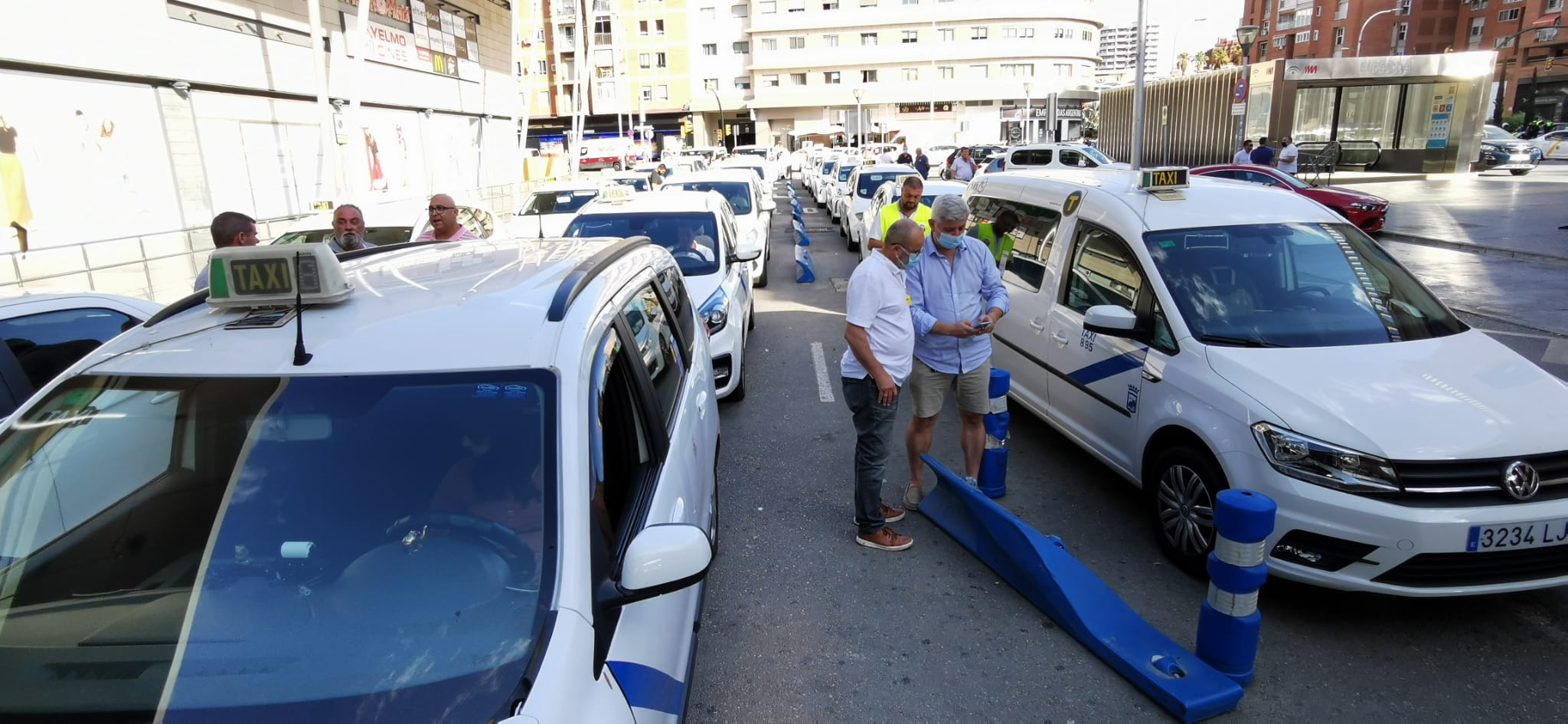 Tras casi dos años en silencio, los profesionales del sector marchan en caravana por el Centro para reivindicar a las administraciones una regulación definitiva sobre este servicio, al que acusan de competencia desleal, intrusismo y de mala praxis profesional.