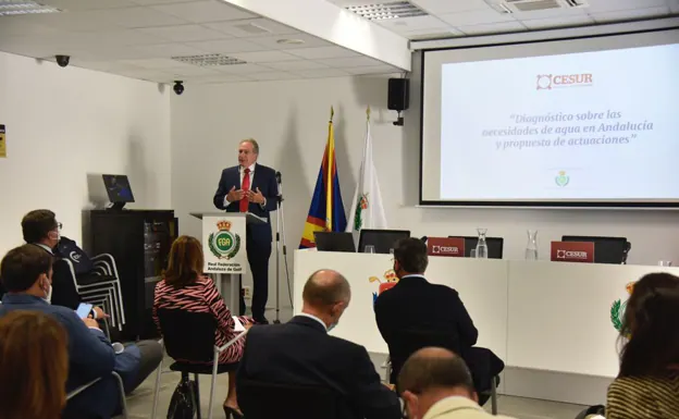 El presidente de Cesur, Juan Iturri, durante su intervención en la presentación del informe. 