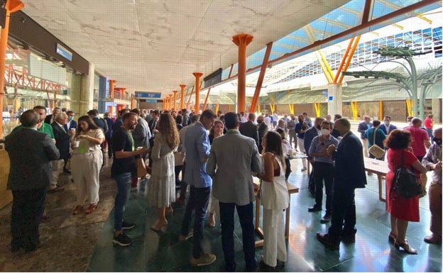 Algunos de los asistentes al evento, durante el desayuno.