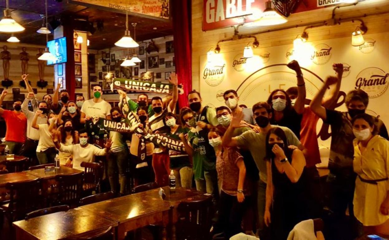 Carlos Suárez, en el Gran Café, junto a los aficionados que siguieron allí el partido. 