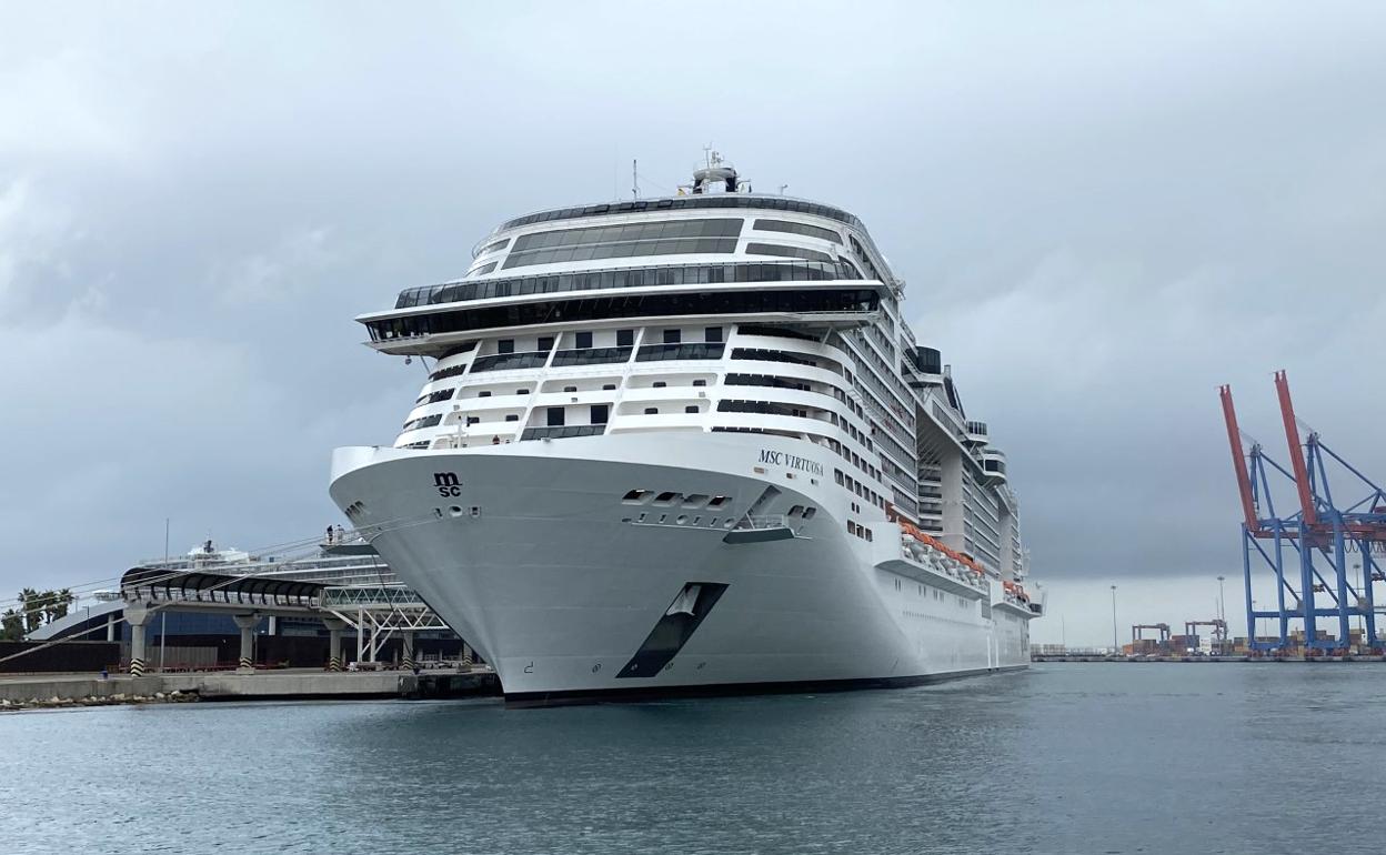 Vista del 'MSC Virtuosa' este viernes en el puerto de Málaga. 