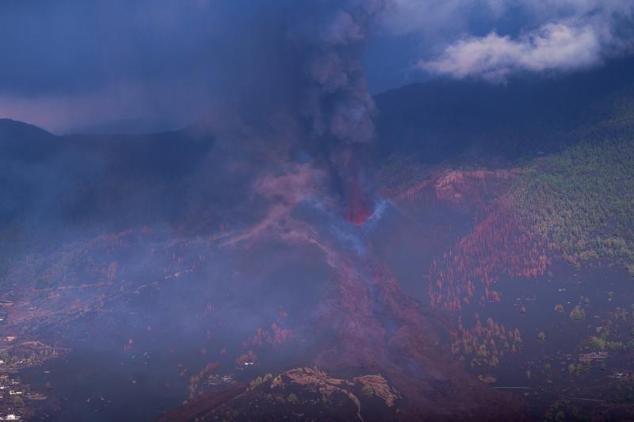 Vista tomada desde un helicóptero del volcán de la isla de La Palma en su quinto día de actividad.