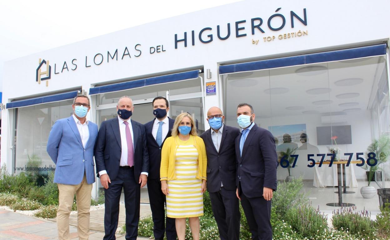 Ana Mula, junto a responsables de la promotora.