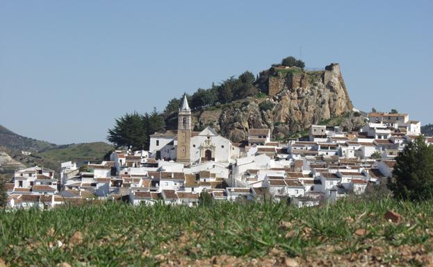 El castillo de laPeña, que es visitable, corona el casco urbano de Ardales.