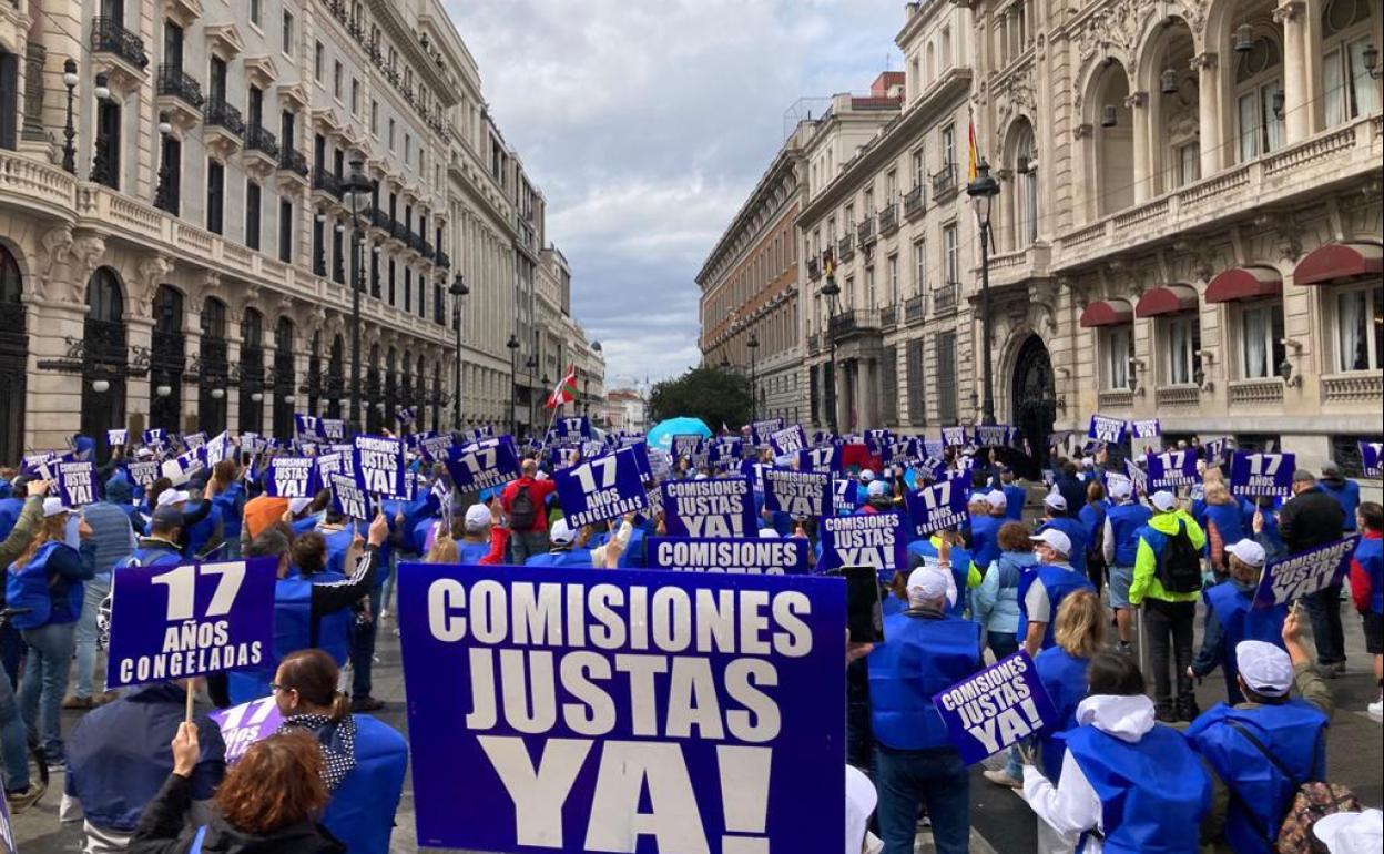 Loteros de toda España se concentraron el martes frente al Ministerio de Hacienda en Madrid. 
