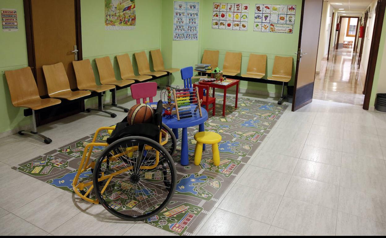 Sala de espera del centro de valoración de Málaga, ubicado en la plaza Diego Vázquez Otero