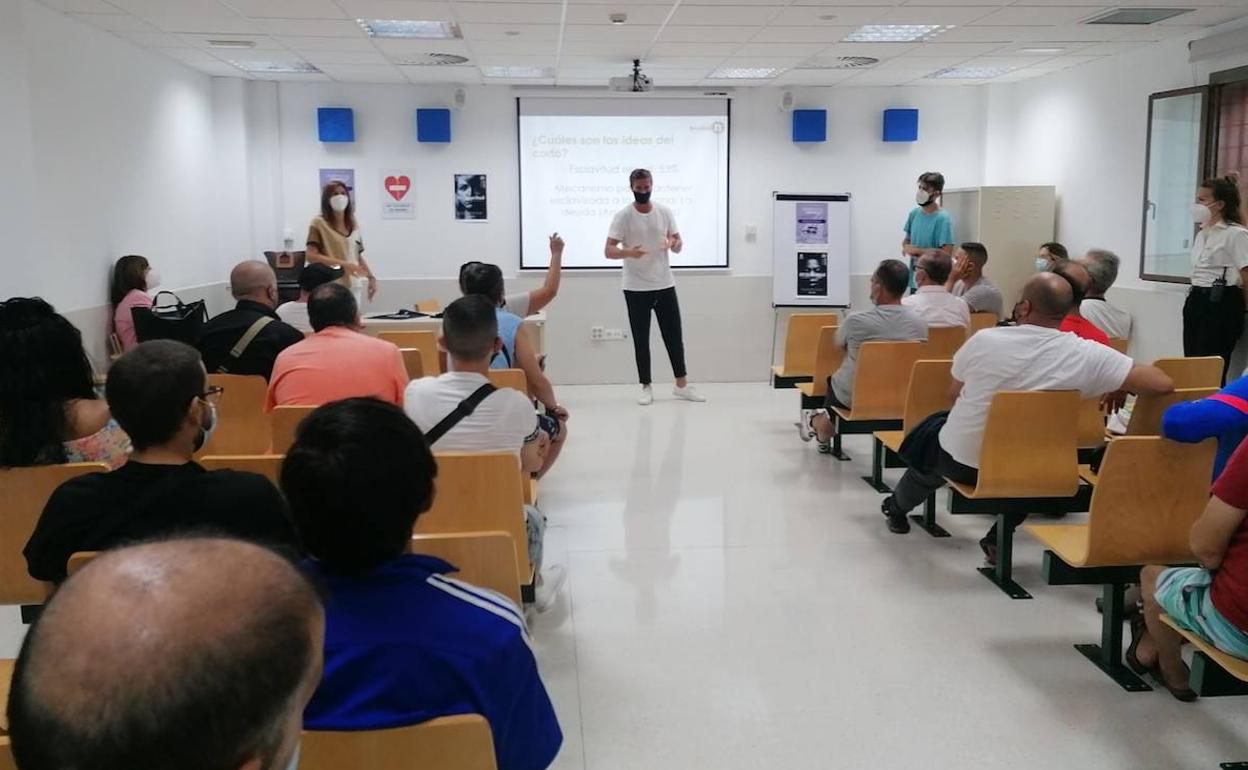 Adrián Pedraja, durante la presentación del corto en el Centro de Inserción Social Evaristo Martín.