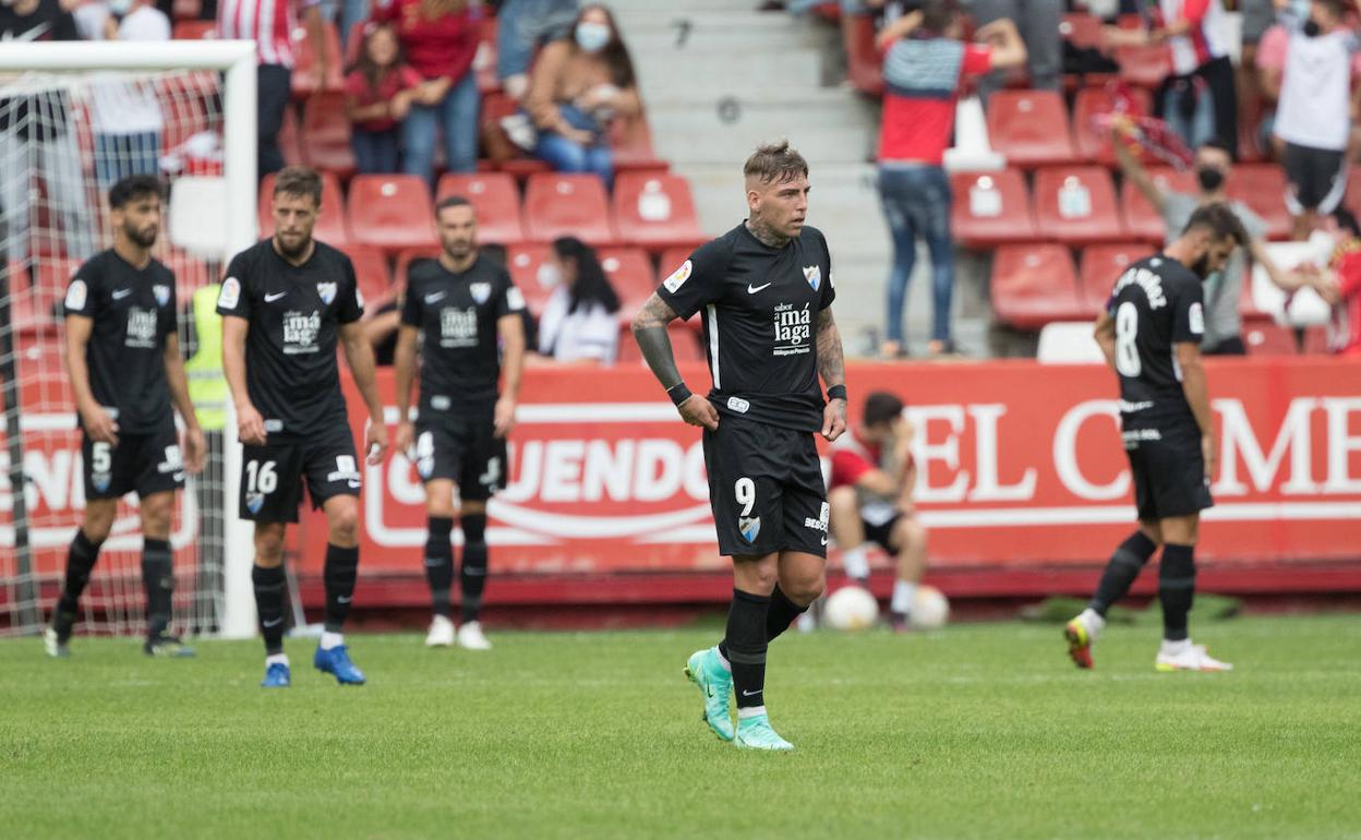 Los malaguistas, cabizbajos tras encajar un gol en Gijón. 