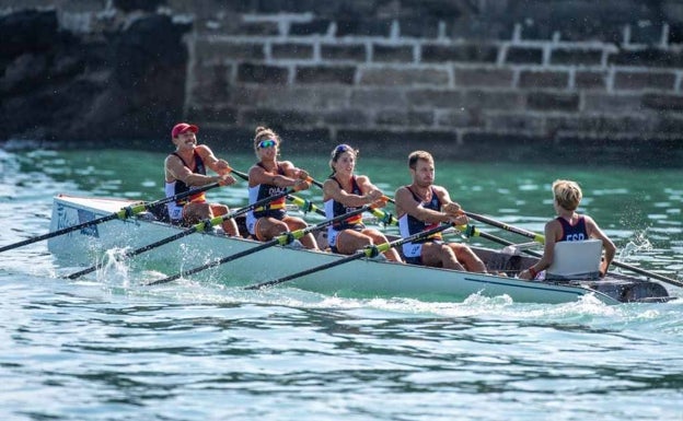 La tripulación malagueña del doble scull (con Ramón Gómez, Teresa Díaz, Celia de Miguel, Miguel Ruiz y el timonel Felipe Méndez), representando a España, en pleno esfuerzo en Oeiras.