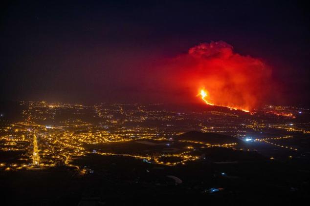 El volcán de Cumbre Vieja en erupción.