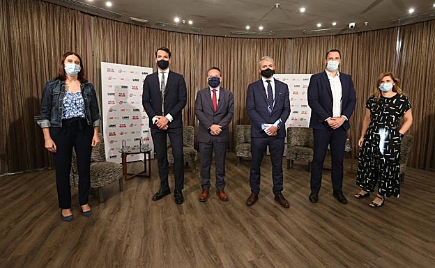 Los participantes en el foro: Manuel Ortiz, Miguel Ruiz, Fernando Lozano y Antonio de la Fuente, junto a la moderadora Carmen Alcaraz y Yolanda Quesada (SUR) en el hotel AC Málaga Palacio. 