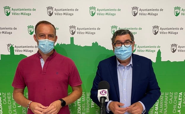 El concejal de Hacienda y el alcalde veleño, este lunes en rueda de prensa. 