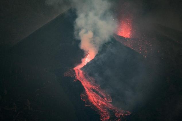 Ayer el volcán comenzaba nuevamente a expulsar lava tras pasar prácticamente medio día sin apenas actividad.