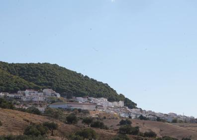 Imagen secundaria 1 - Buena parte del recorrido discurre por el antiguo Camino de Colmenar. Así se ve Carratraca al avanzar por esta ruta. La ermita del Calvario ofrece una vista espectacular de Ardales.