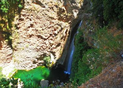 Imagen secundaria 1 - Senderista informándose en un panel de la Gran Senda de Málaga. Cascada bajo el Puente Nuevo. La Hoya del Tajo.