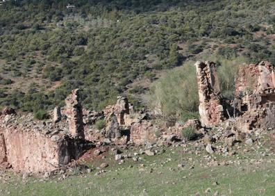 Imagen secundaria 1 - Amplia panorámica en la que se ve el embalse de El Gastor y Zahara. Cortijo de la Alcauría Baja. Este recorrido es de dificultad media.