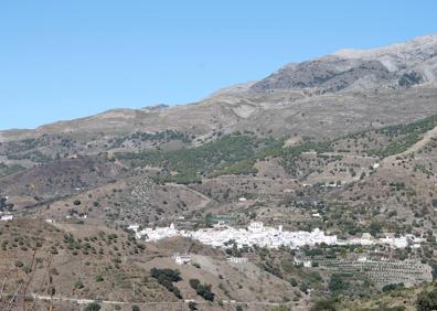 Imagen secundaria 1 - Vista panorámica de Salares. Vista panorámica de Sedella. Al fondo, el azul del Mediterráneo.