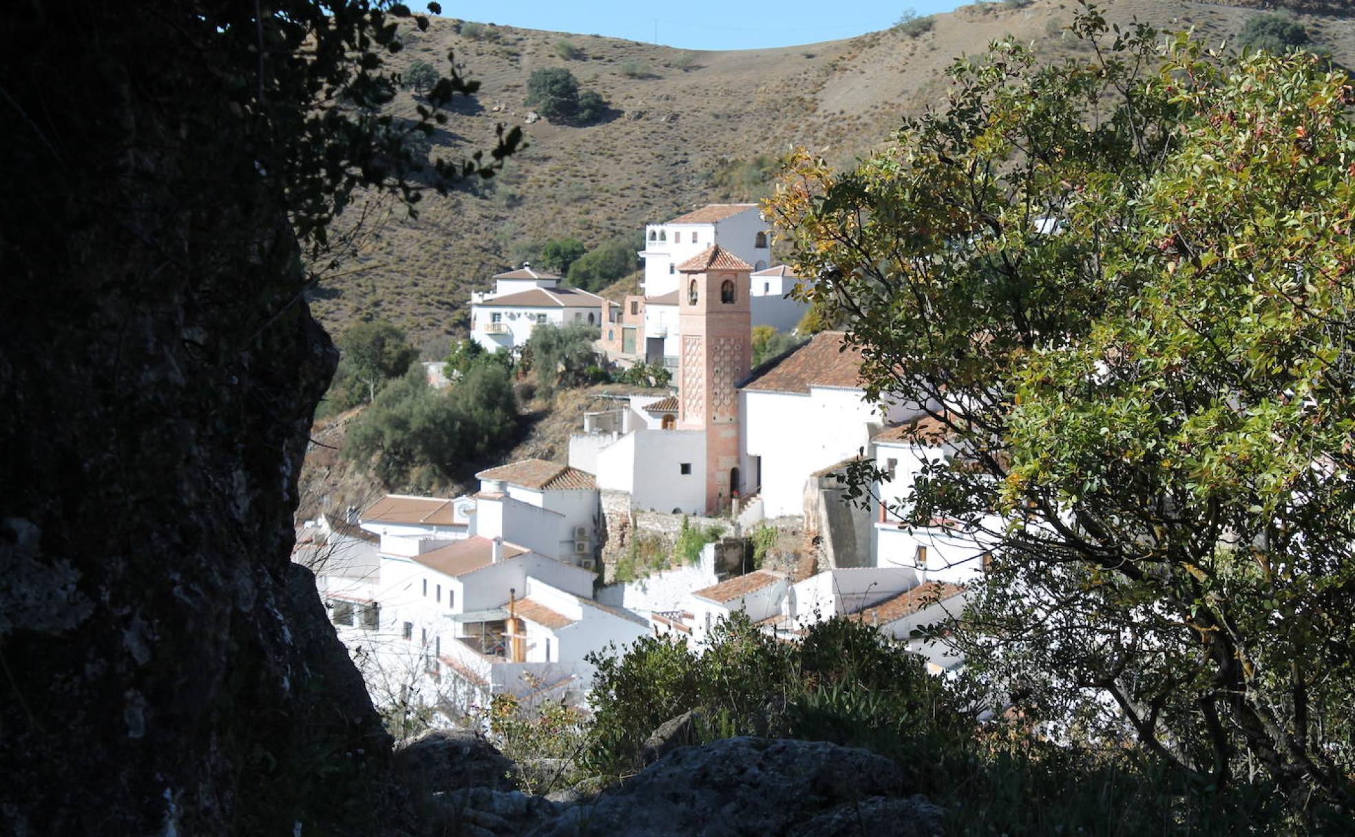 Tras la Umbría de Haro se ve esta perspectiva de Salares.