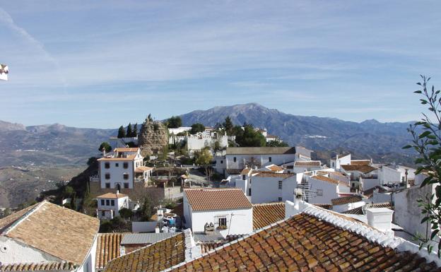 Imagen principal - Vista de Comares y su castillo. Vista de los tajos de Comares en la parte final de la ruta. En la última parte de la ruta, se recorre el casco antiguo de Comares.