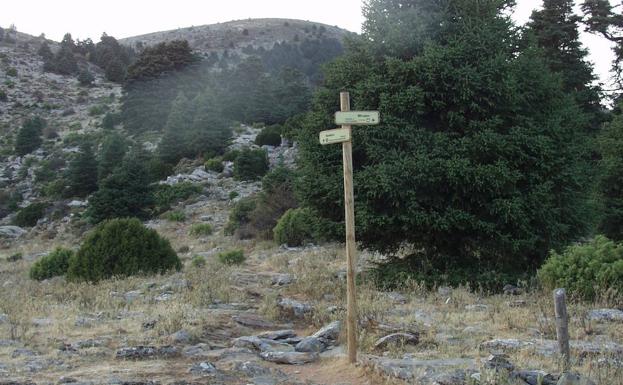 Imagen principal - Encrucijada de caminos junto al Tajo de la Caína. El Peñón de Enamorados se avista en el ecuador de la ruta. Vista del Tajo de la Caína.