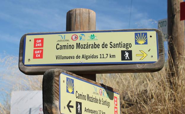 Imagen principal - Señalética oficial en el punto de partida. Indicaciones situadas en la parte norte del casco urbano de Cartaojal. Aldea de Cartaojal.