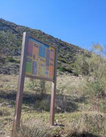 Imagen secundaria 2 - Arco desde el que puede empezar esta ruta. Vista del casco urbano de Valle de Abdalajís. Señalética para la observación de aves.