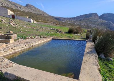 Imagen secundaria 1 - Durante este recorrido se bordea la sierra de Abdalajís. Alberca y, al fondo, el antiguo cortijo de la Rejonada. Fuente de la Viuda.