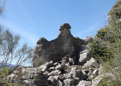 Imagen secundaria 1 - El paisaje recuerda al del Torcal de Antequera. Rincón Singular del Águila de Los Riscos. Este enclave tiene un gran valor geológico.