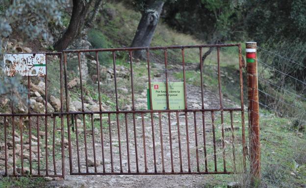 Imagen principal - Una de las puertas por las que hay que pasar. Este conjunto geológico sorprende por su belleza. El arroyo de Sijuela puede llevar agua..