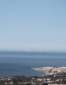 Imagen secundaria 2 - Indicaciones para los últimos metros de recorrido. Este sendero tiene tramos comunes con otros de la red que hay en Sierra Blanca. Vista de la costa marbellí con el Estrecho de Gibraltar como telón de fondo.