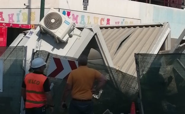 La caseta de la obra del aparcamiento bajo el colegio Valle-Inclán, ayer destrozada tras el siniestro que ocurrió a mediodía.