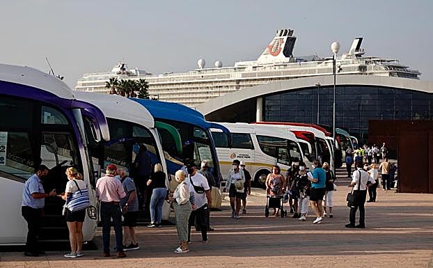 Cruceristas desembarcan en la ciudad.