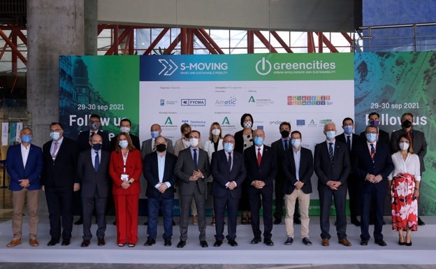 Foto de familia de las autoridades y representantes empresariales.