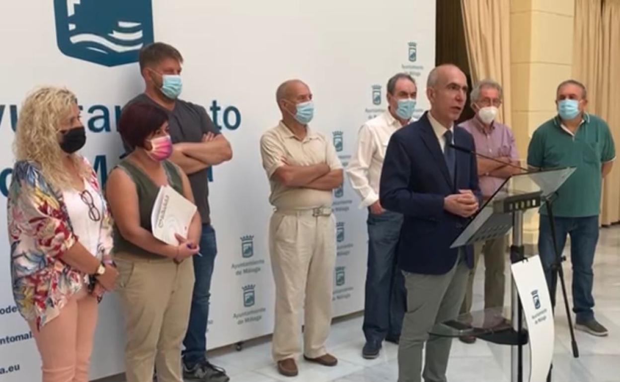Moreno Brenes, en el atril, ayer durante su intervención en la rueda de prensa en el patio de Banderas.
