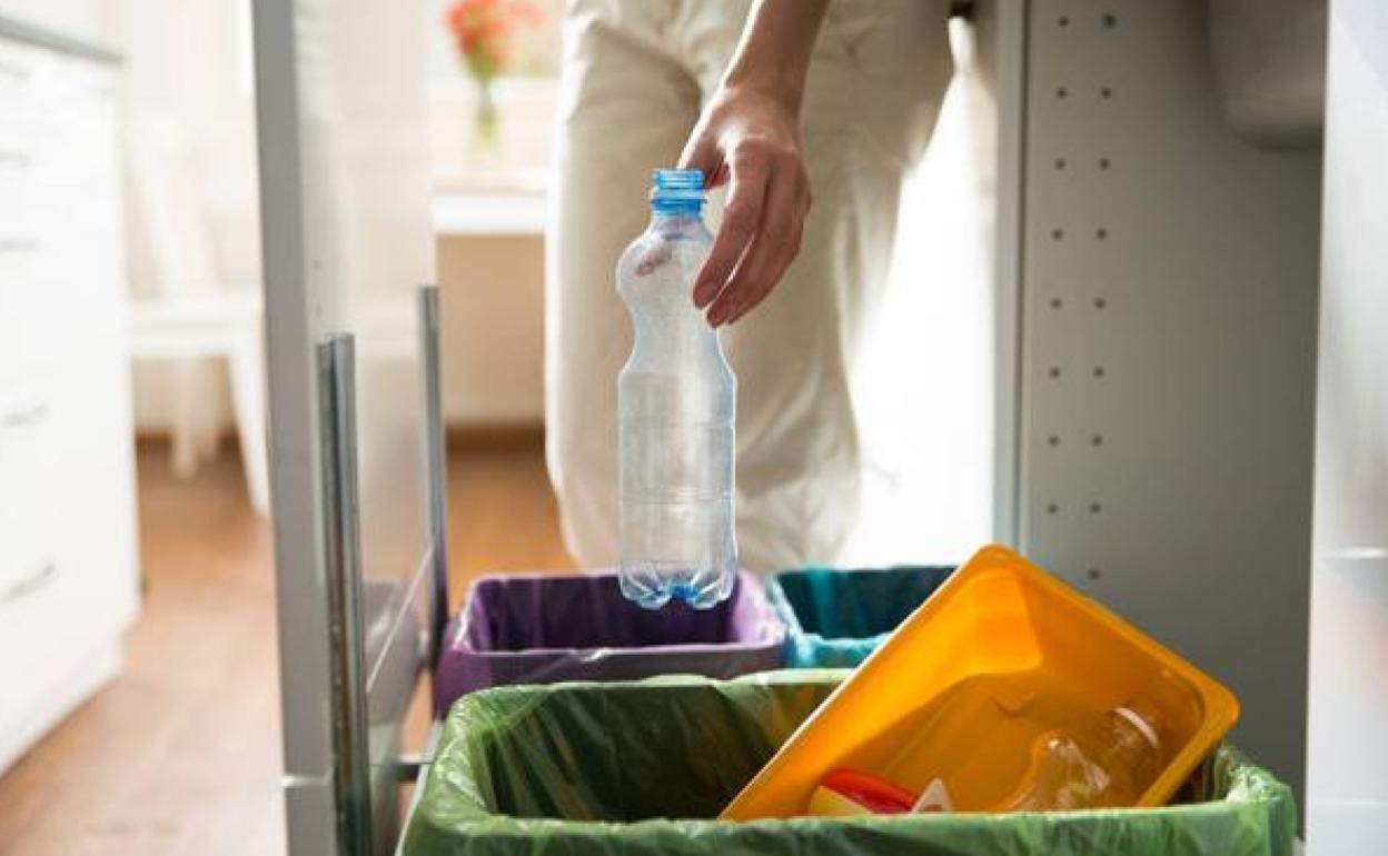 Los españoles reciclaron en sus hogares un total de 616.282 toneladas de envases de plástico en el año 2020, lo que significa una media de 13,1 kilos de envases por ciudadano